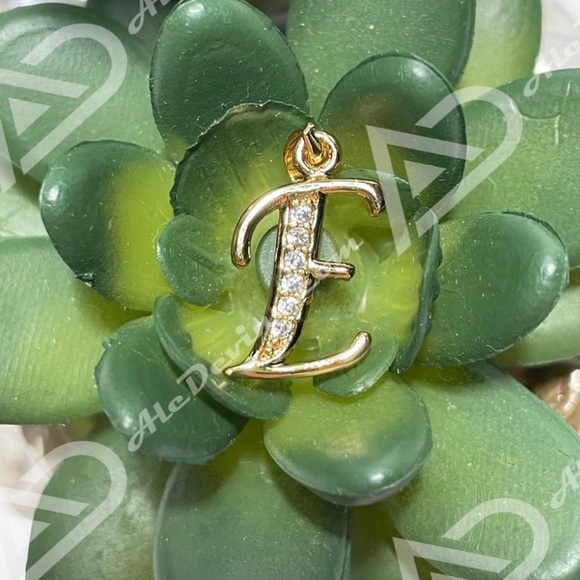E Initial Pendant (gold plated) - Picture 2 of 9